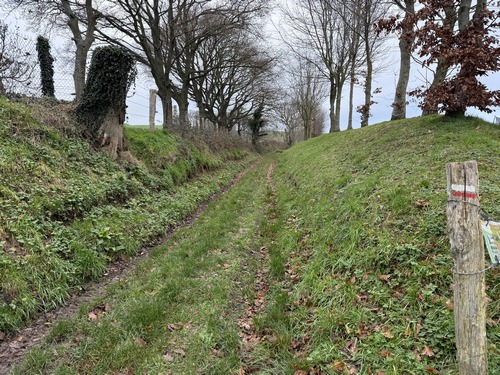 Nous montons vers la Porte de Pierre, en suivant ici le GR211b.