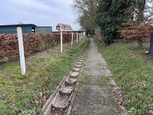 Nous entrons dans Tourville-les-Ifs par ce passage entre les rues.