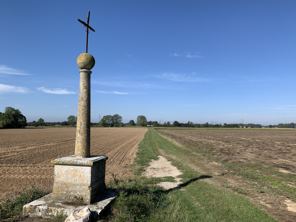 La Croix Simon et le dernier chemin qui nous conduit, en ligne droite, à Barneville-sur-Seine.