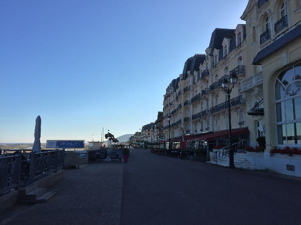Nous suivons maintenant la promenade Marcel Proust, le long de la plage.