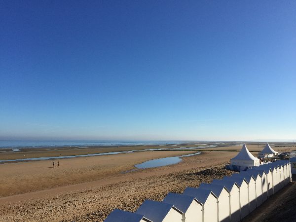 Vue sur la plage bien normande de Cabourg, depuis la promenade Marcel Proust.
