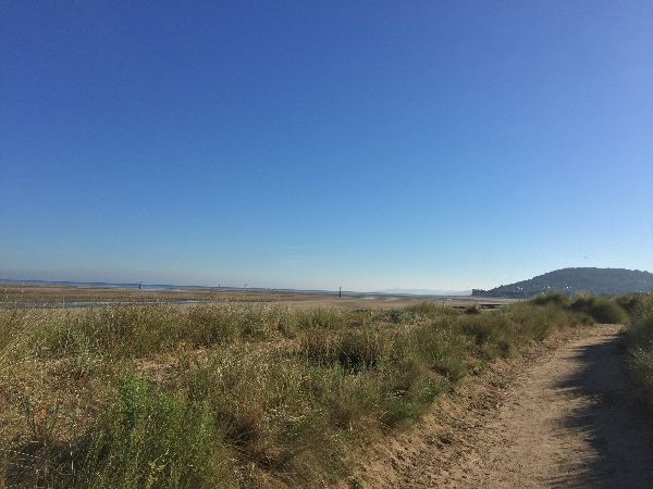 Nous suivons le chemin de sable sur la Pointe de Cabourg