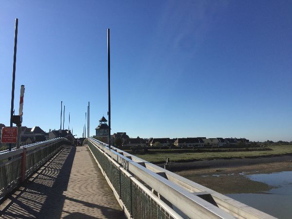 Une passerelle relie Cabourg à Port-Guillaume.