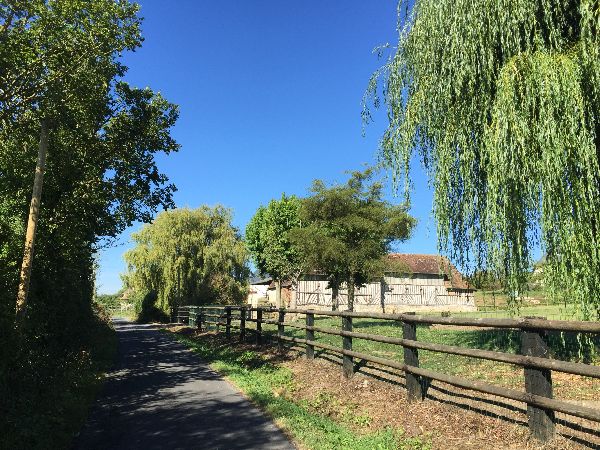 La traversée de la ZAC de Dives-sur-Mer n'est pas notre passage préféré, mais elle permet de rejoindre les marais de la Dives.