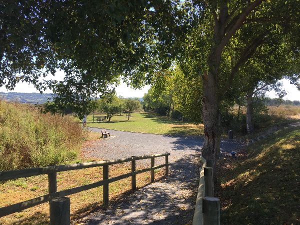 Petite pause sur l'aire de pique-nique du chemin des Ecrevettes, et nous allons continuer de suivre la Dives, jusqu'au parking de l'hippodrome.