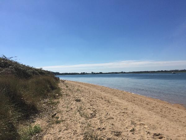 Les plages de l'Orne n'ont rien à envier à celles du bord de mer ! Nous sommes seuls à en profiter en cette belle matinée de septembre.