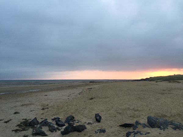 Nous rejoignons rapidement la longue plage de sable d'Asnelles. Le soleil se lève, mais nous ne le verrons pas beaucoup aujourd'hui.