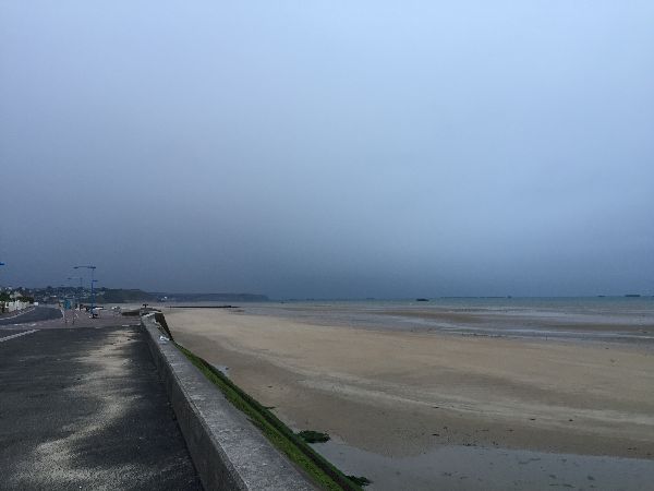 Même sous un ciel menaçant, la plage reste magnifique.