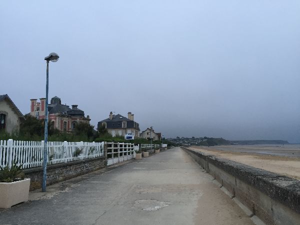 Asnelles est devenue une station balnéaire au XIXe siècle, et plusieurs villas ont été rebâties après guerre dans le style d'origine.