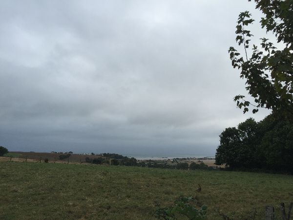 De temps en temps, une petite montée dégage la vue vers la mer.