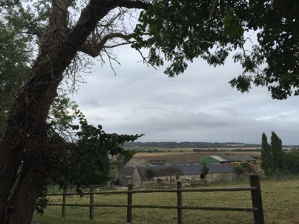 Nous passons par le sentier de la Masse et le hameau de Buhot. Nous contournons le village de Carrefour.