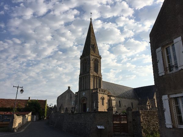 Retour à Asnelles, avec ici l'église Saint-Martin (XIIe).