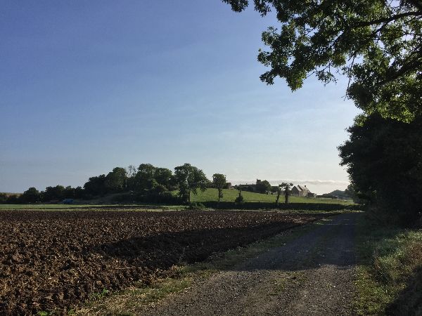 Après le chemin de la Paix, nous avons tourné sur ce chemin des Guerres. Nous allons traverser le hameau de Fontenailles.