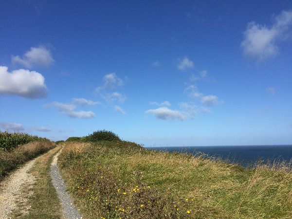 Nous suivons maintenant le sentier qui longe la falaise.