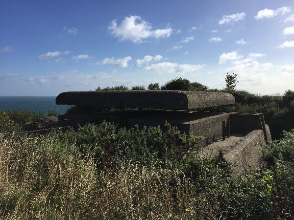 Nous arrivons au niveau du bunker du Poste de Direction de Tir. C'est ici qu'a été tournée une scène fameuse du film, Le Jour le Plus Long.