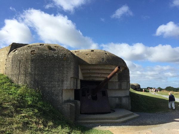 Derrière le bunker du Poste de Direction de Tir, voici l'une des quatre casemates en béton armé, avec son canon de 150mm. Le site de la batterie est aménagé pour les visites, et est très fréquenté.&nbsp;