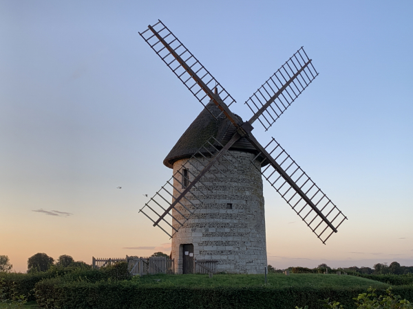 Nous débutons cette randonnée au Moulin de Pierre (XIIIe), propriété de l'abbaye de Jumièges jusqu'à la Révolution. Restauré en 1985 par le Parc Régional de Brotonne, il est désormais un musée avec une maison du meunier, reconstituée en 1992.