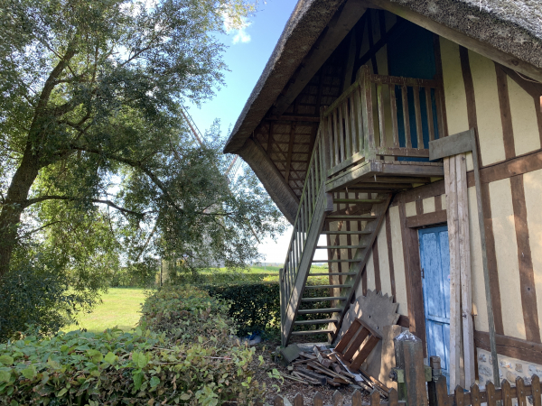 Nous voilà de retour au Moulin de Pierre que l'on distingue à peine derrière la maison du meunier.