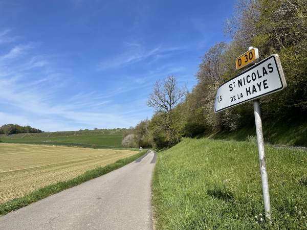 Au carrefour de routes, nous suivons la D30 sur quelques mètres : notre chemin se trouve en face, dans le virage.