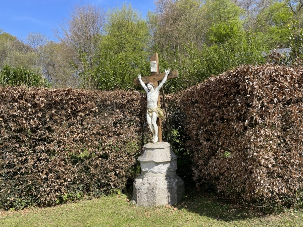 A la sortie du chemin, nous tournons à droite devant ce calvaire, pour suivre un nouveau chemin qui monte vers la rue d'Houllebrèque.