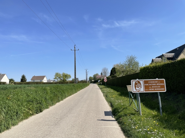 La rue d'Houllebrèque devient la rue de l'Eglise, et entre dans St-Aubin-de-Crétot.