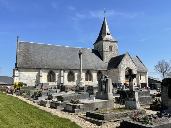 Nous voilà de retour au niveau de l'église Saint-Aubin (XIIe XVIe).