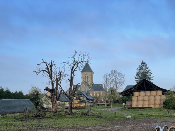 Nous partons du parking route de Barneville, et sortons du bourg par la route du Landin. A notre gauche, l'église Saint-Paterne (Nef du XIIe siècle).