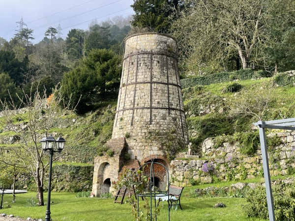 Nous passons près du four à chaux (chaufour) du lieu-dit Port Jumièges (Heurteauville). Le pignon sud de la maison du four à chaux est équipée d'un grand cadran solaire.