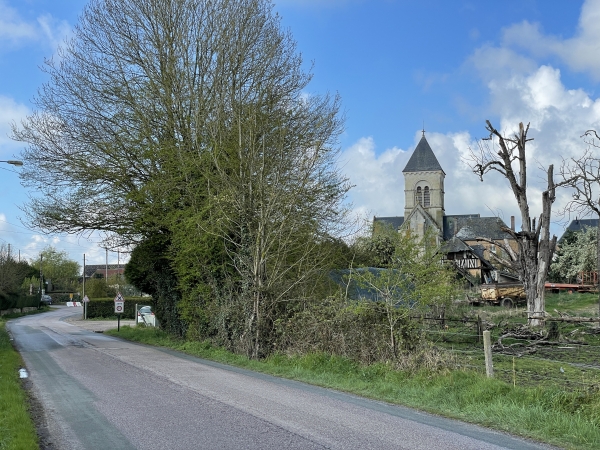 Retour au centre de Hauville.