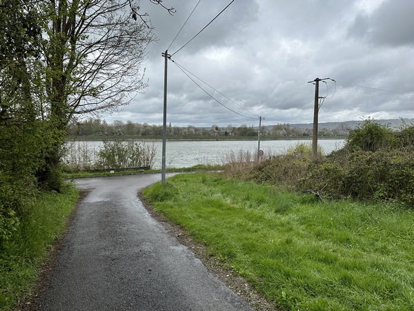 En bas de la rue de la Foulerie, nous allons tourner à droite, nous rejoignons le GR23 le long de la Seine.