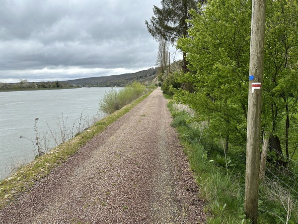 Nous allons quitter le bord de Seine, et suivre le GR23 pour remonter le coteau.