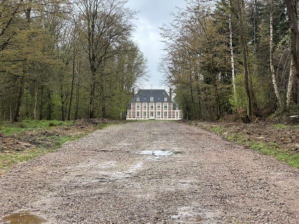 Au sommet, nous arrivons juste en face du château de la Ferronnerie (XVIIIe).&nbsp;