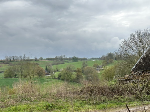 Coup d'œil sur le vallon du château d'Autonne depuis la rue de la Peinerie.