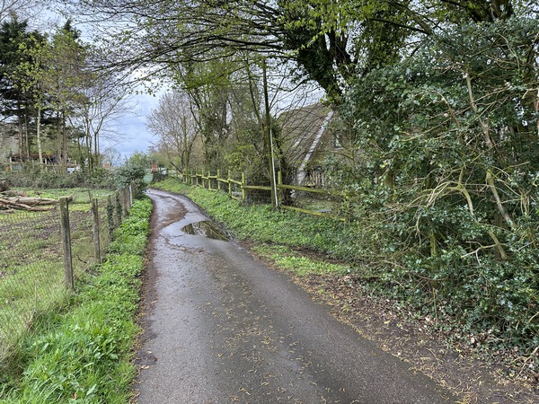 Nous retrouvons la rue Cassagnes du Landin, avec à droite, le chemin que nous avions utilisé pour rejoindre la rue de la Foulerie.