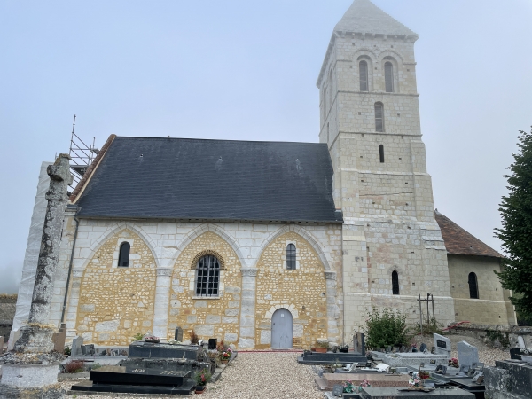 Nous partons du quai de Seine, et longeons l'église Saint-Pierre (XIe, XVIe, XIXe) en cours de restauration.