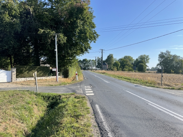 Nous rejoignons la D139E que nous suivons sur 500 mètres, et tournons ici à gauche sur la petite route du Monthulet.