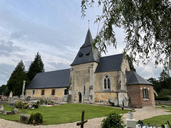 Nous partons du parking du centre bourg, près de l'église Saint-Ouen (XIe (Portail ouest), XIIIe, XIVe).