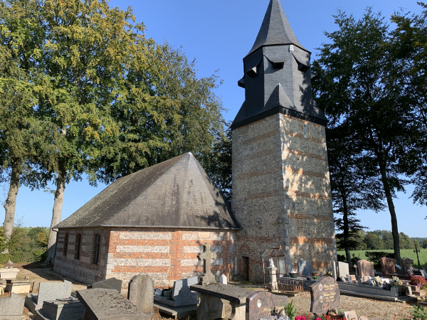La petite église Notre-Dame est isolée du village. Elle date du XVIIIe siècle, recontruite autour du clocher à huit pans avec abat-sons, unique vestige de l'ancienne église.