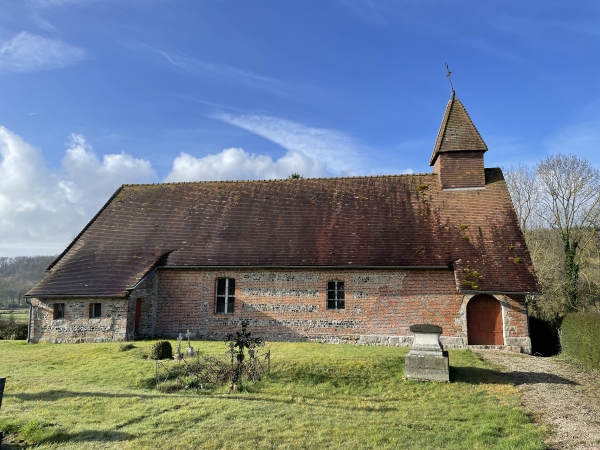 Nous longeons la chapelle Saint-Paër (XVIIe). Cette chapelle a conservé la trace de la litre funéraire peinte pour les funérailles de Louis de Giffard.
