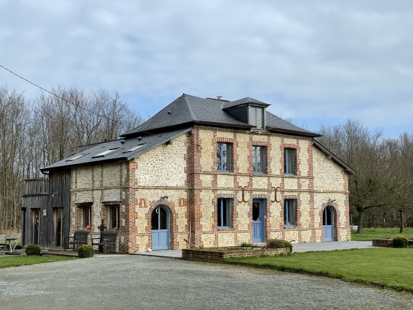Nous passons devant l'ancienne maison forestière de la Fresnaye. Dans le répertoire 2011 de l'album, vous la verrez en piteux état. Belle rénovation !