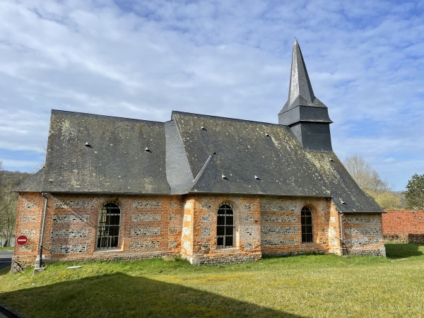 Nous longeons la chapelle Saint-Sauveur (1788) et continuons vers les étangs.