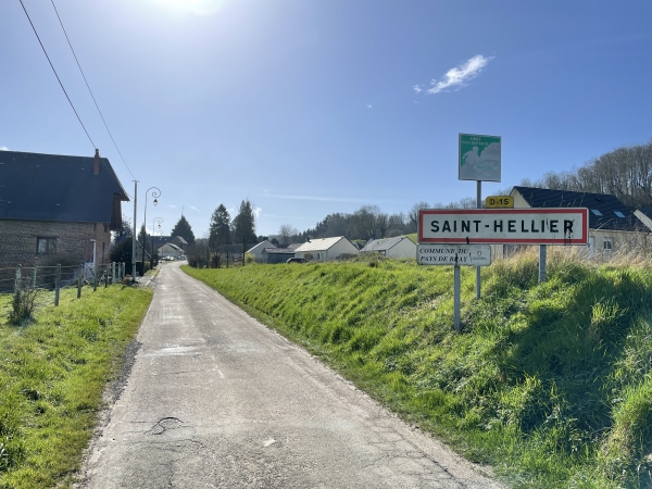 Nous entrons dans Saint-Hellier par la D15.
