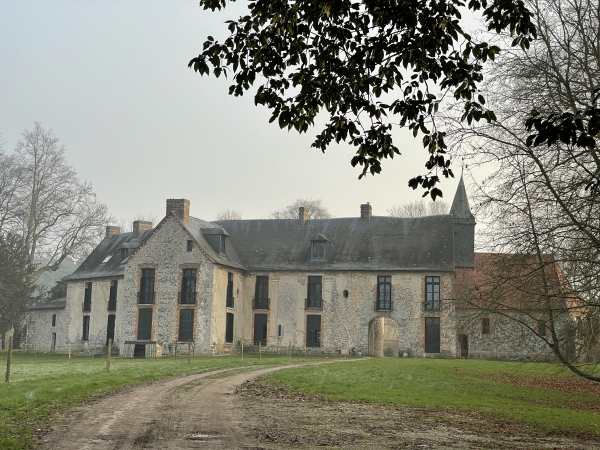 Nous longeons le château de la Grande Heuzé. La seigneurie remonte au Xe siècle, mais le château a été remanié à plusieurs époques. On voit la chapelle à droite. La façade est en trompe-l'oeil : son épaisseur ne dépasse pas le faîte de la toiture.