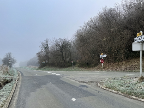 Notre chemin est en face, au carrefour de la D48 et de la D98.