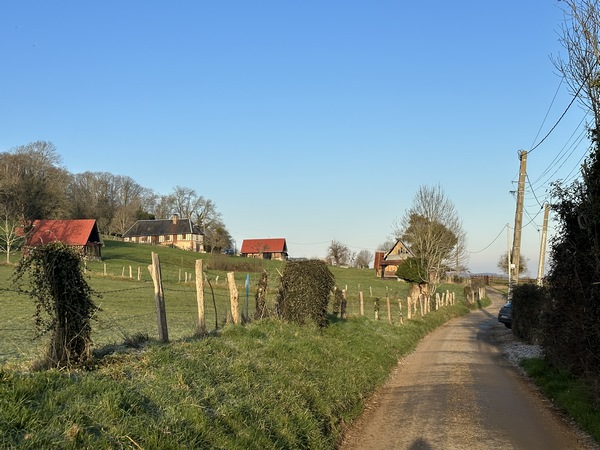 Le Chemin des Papillons est bordé de quelques vieilles fermes, au pied de la colline de la Grande Bruyère.