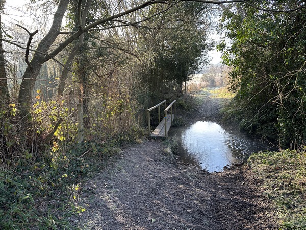Nous traversons la D99, et continuons sur ce chemin qui traverse la Vilaine.