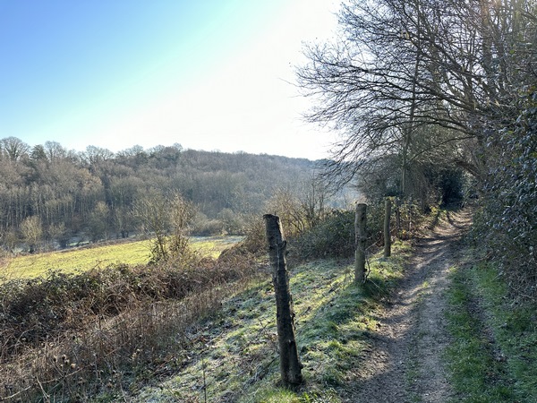 Chemin de la Côte Castel au dessus du vallon de la Vilaine.