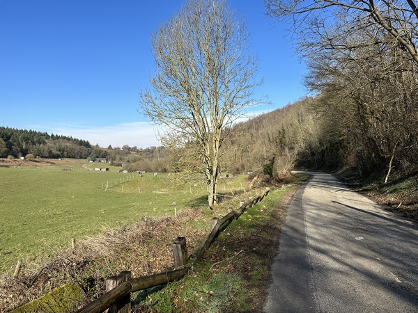 Nous arrivons sur la petite route de la source du Val Durand (D90).