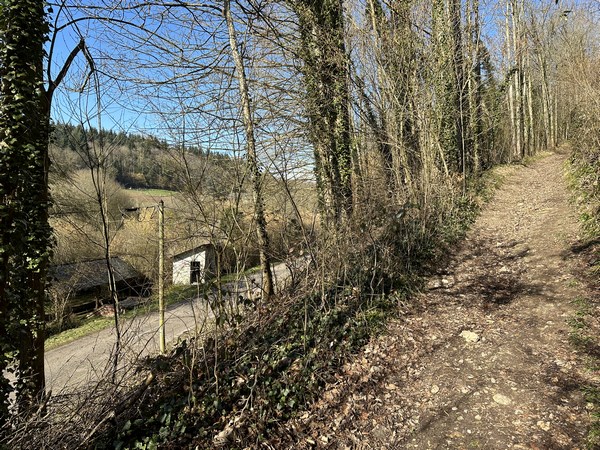 On voit l'ancien lavoir de la source du Val Durand, à gauche. Nous avons quitté la D90 juste avant la source, pour monter sur la colline de la Grande Bruyère.
