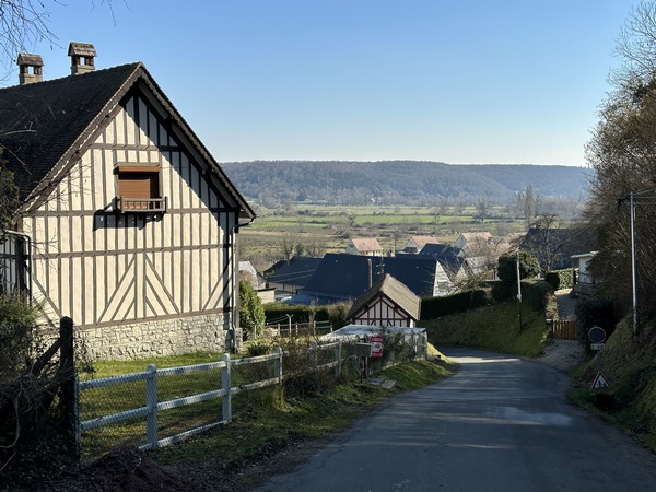 Nous entrons dans Foulbec par la rue de la Forge.